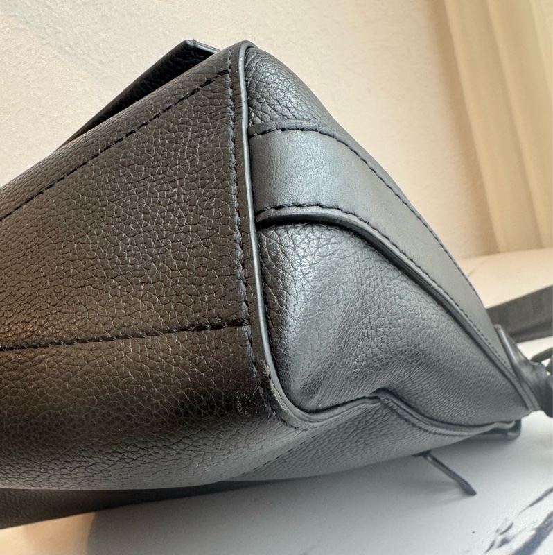 LV黑皮革黑織帶掀蓋斜背包-10