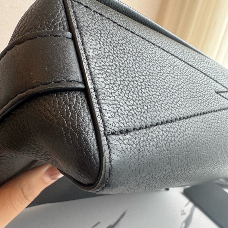 LV黑皮革黑織帶掀蓋斜背包-11