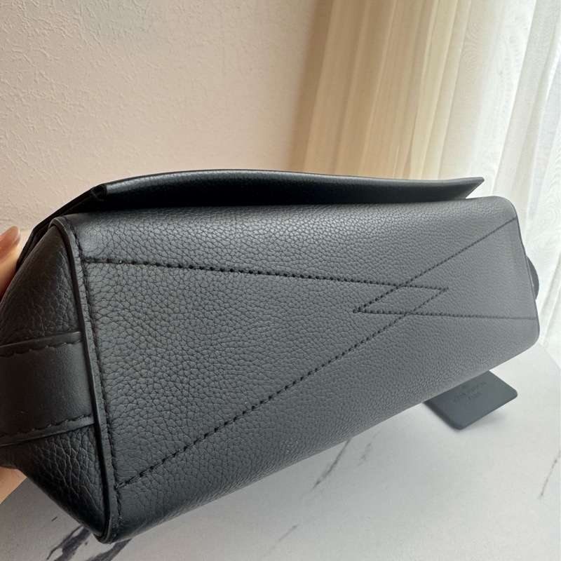 LV黑皮革黑織帶掀蓋斜背包-12