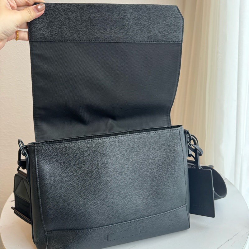 LV黑皮革黑織帶掀蓋斜背包-13