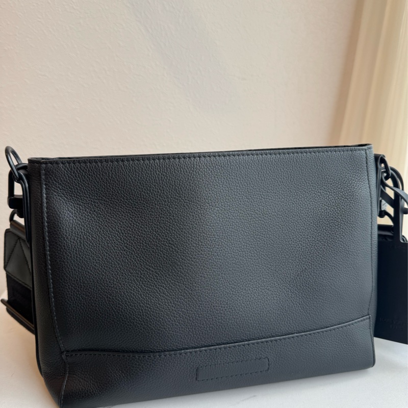 LV黑皮革黑織帶掀蓋斜背包-17