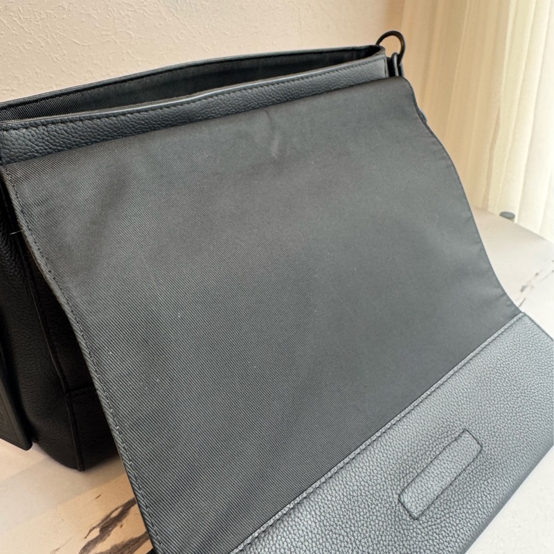 LV黑皮革黑織帶掀蓋斜背包-18