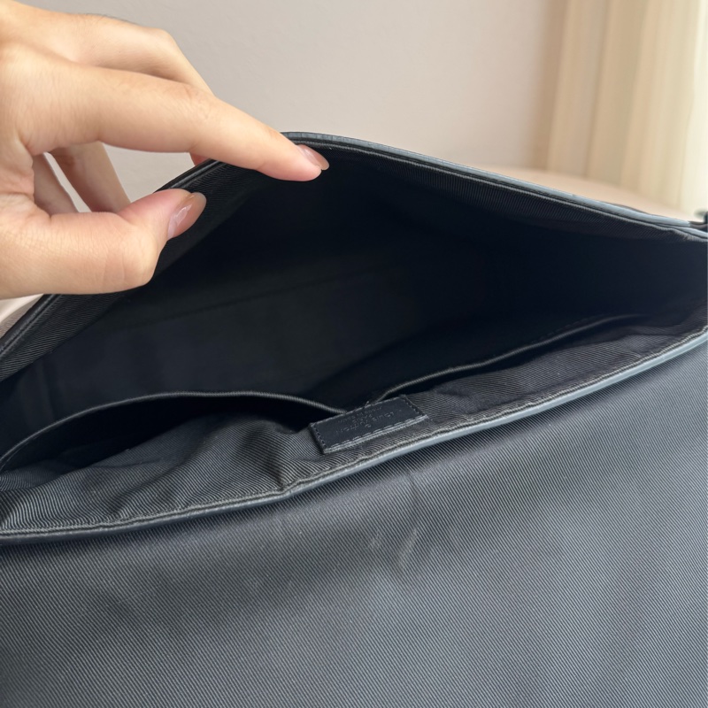 LV黑皮革黑織帶掀蓋斜背包-19