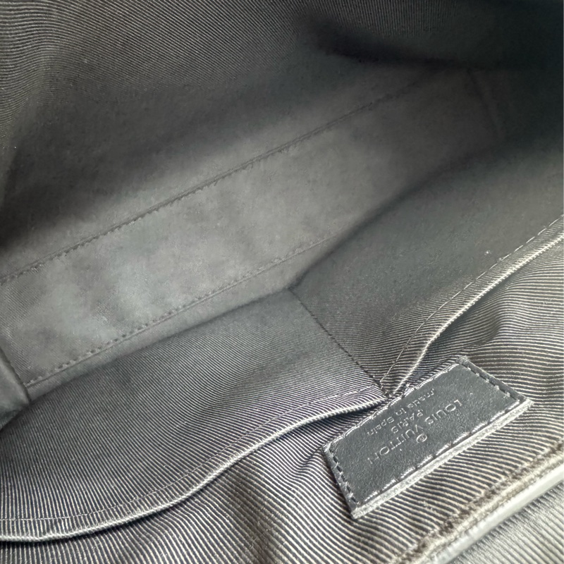 LV黑皮革黑織帶掀蓋斜背包-21