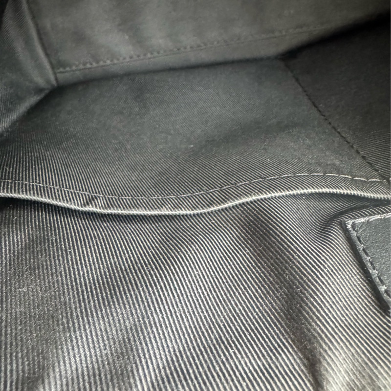 LV黑皮革黑織帶掀蓋斜背包-22