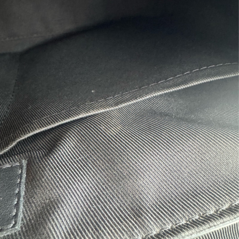 LV黑皮革黑織帶掀蓋斜背包-23