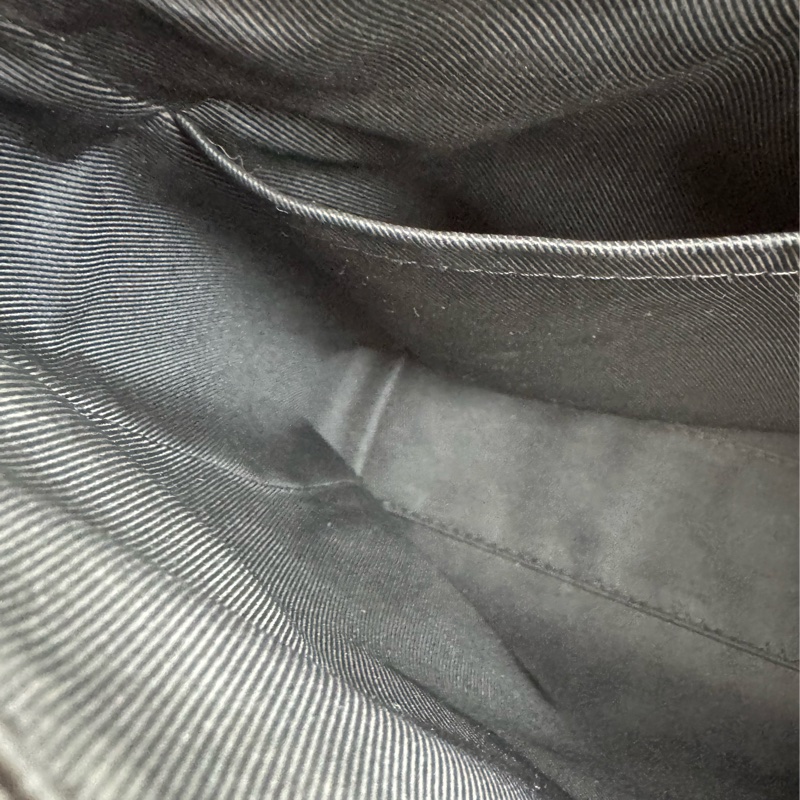 LV黑皮革黑織帶掀蓋斜背包-26