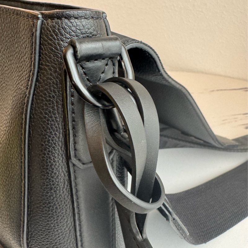 LV黑皮革黑織帶掀蓋斜背包-28