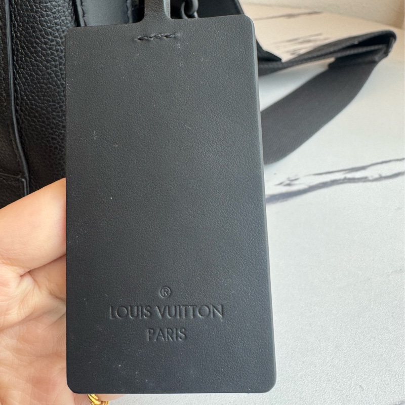 LV黑皮革黑織帶掀蓋斜背包-29