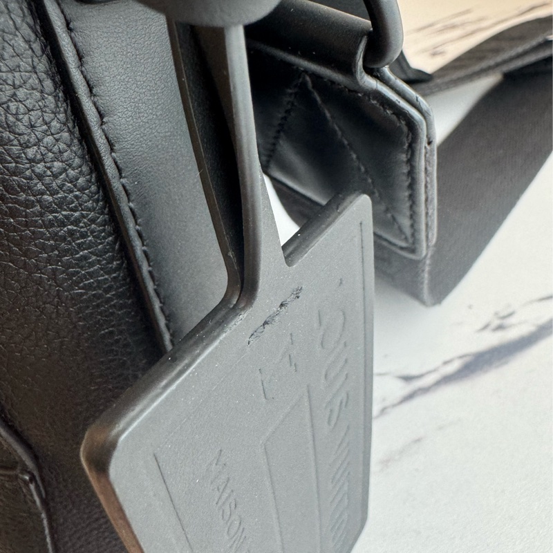 LV黑皮革黑織帶掀蓋斜背包-30