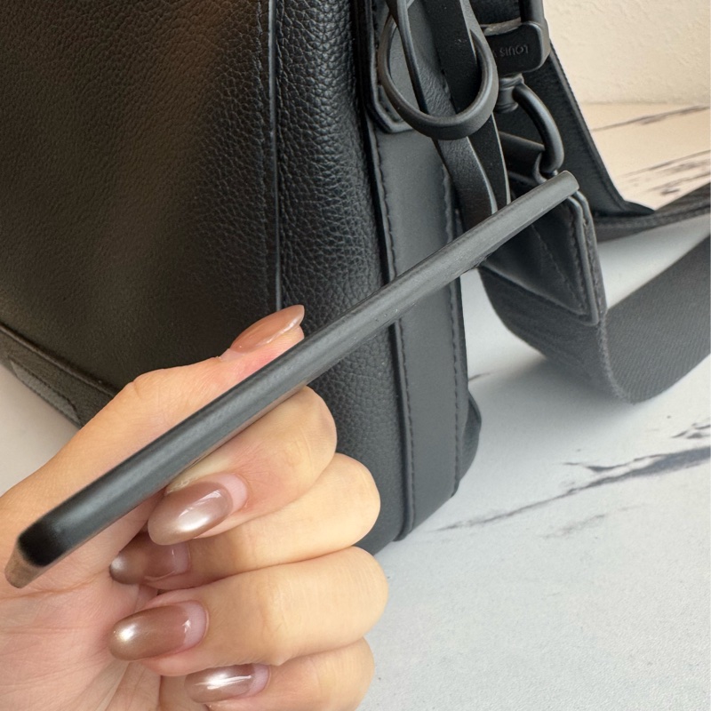 LV黑皮革黑織帶掀蓋斜背包-32