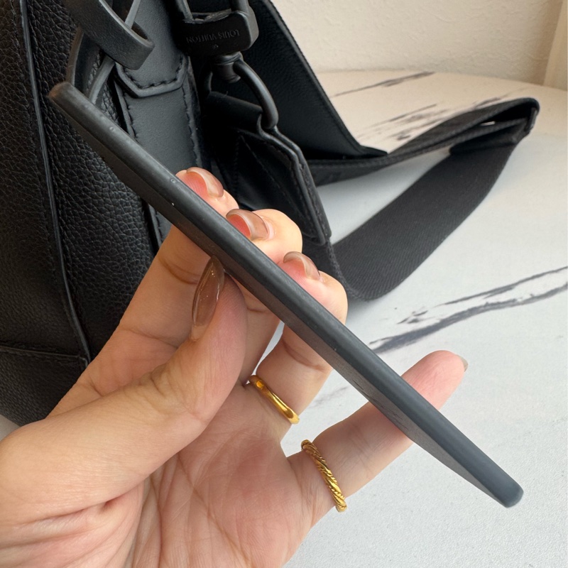 LV黑皮革黑織帶掀蓋斜背包-33