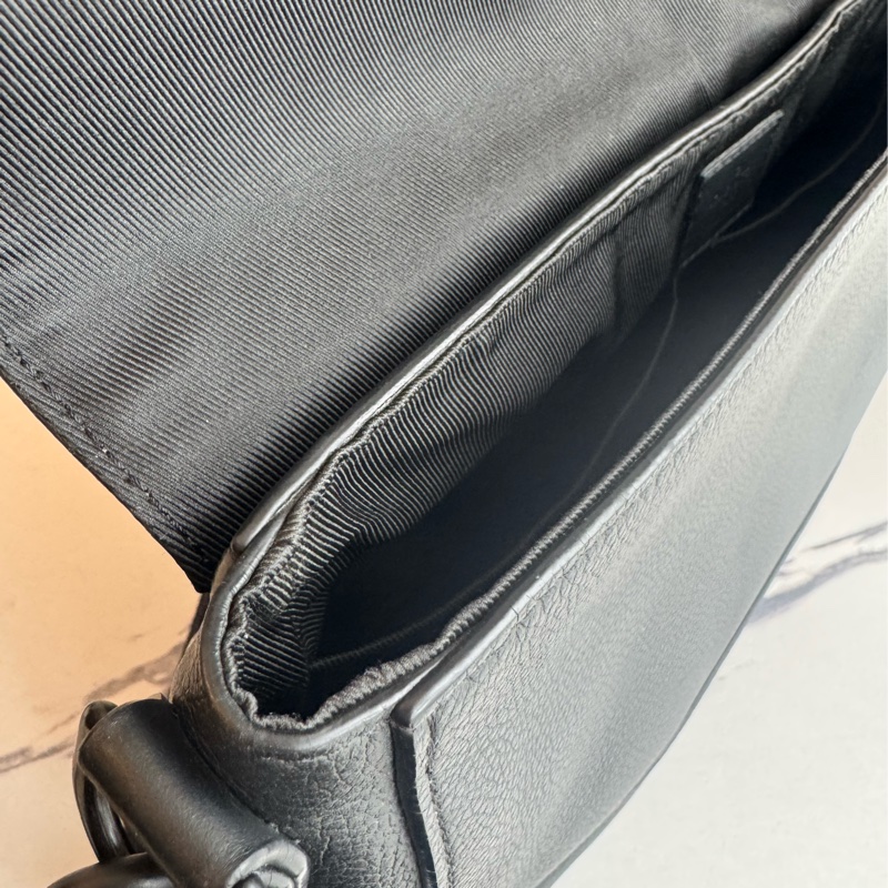 LV黑皮革黑織帶掀蓋斜背包-34