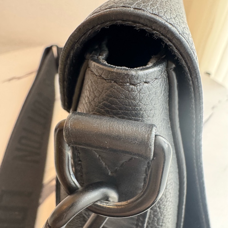 LV黑皮革黑織帶掀蓋斜背包-37