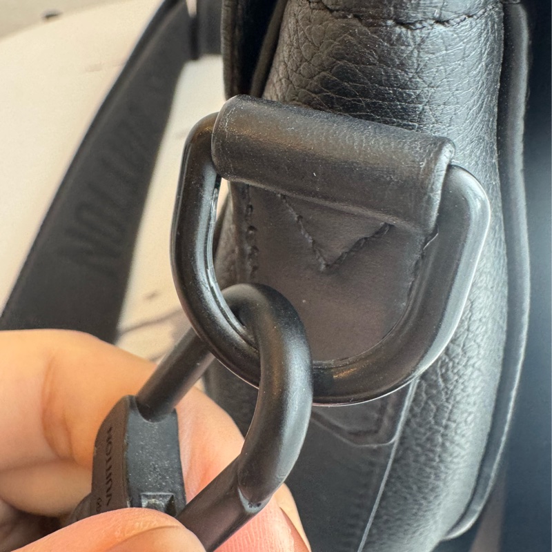 LV黑皮革黑織帶掀蓋斜背包-38