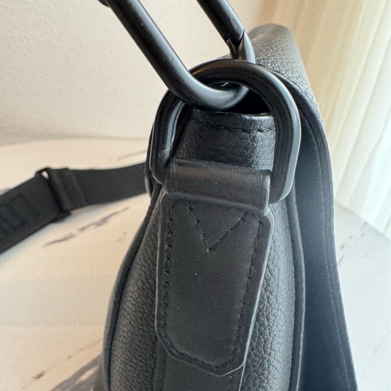 LV黑皮革黑織帶掀蓋斜背包-39