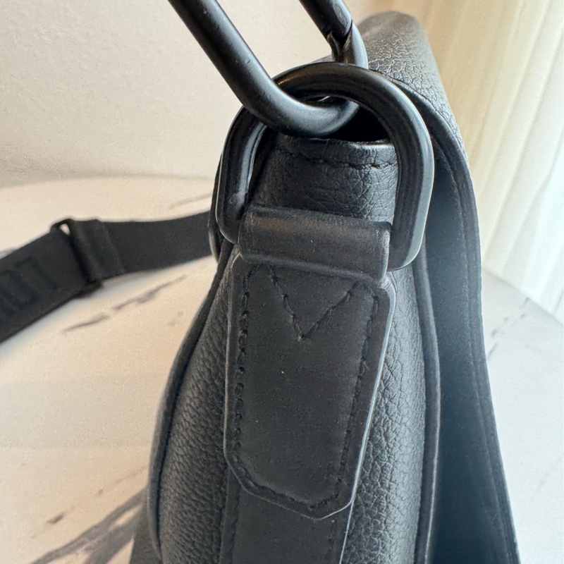 LV黑皮革黑織帶掀蓋斜背包-43