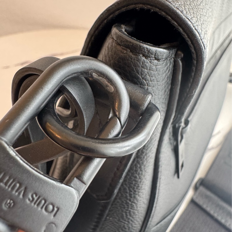 LV黑皮革黑織帶掀蓋斜背包-48