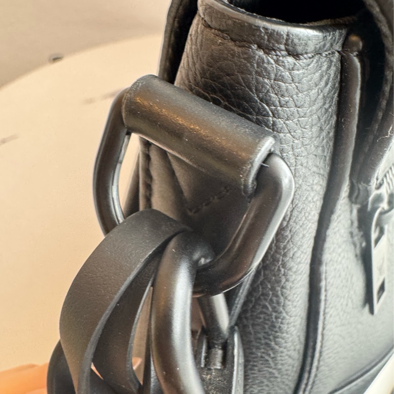 LV黑皮革黑織帶掀蓋斜背包-50