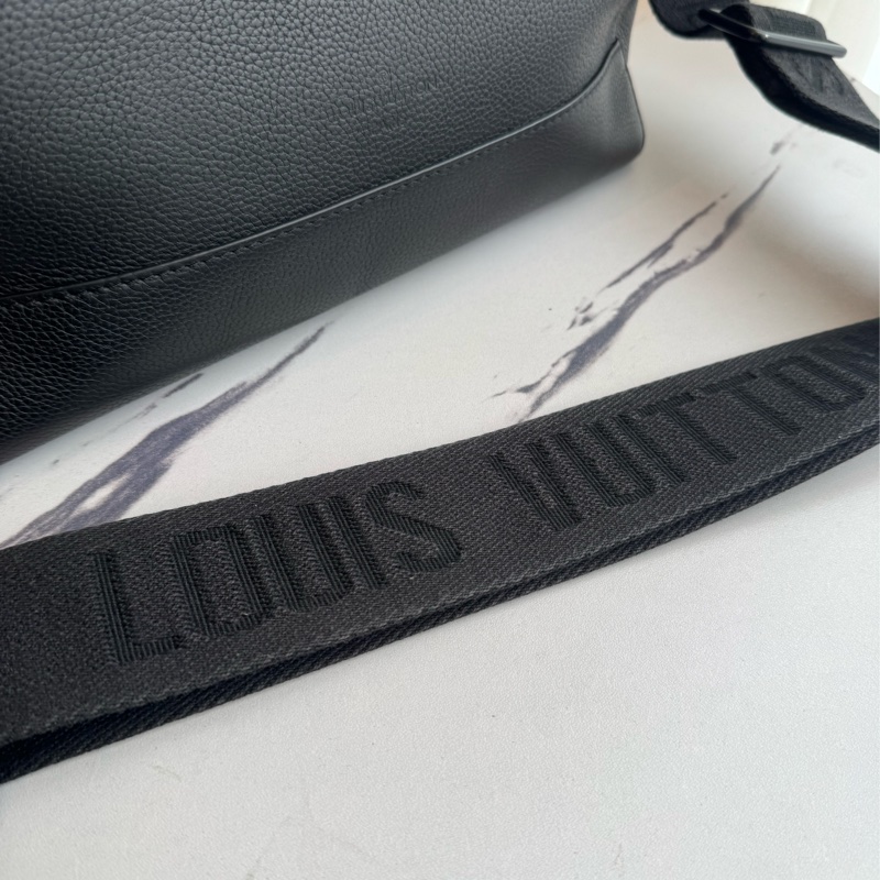 LV黑皮革黑織帶掀蓋斜背包-55