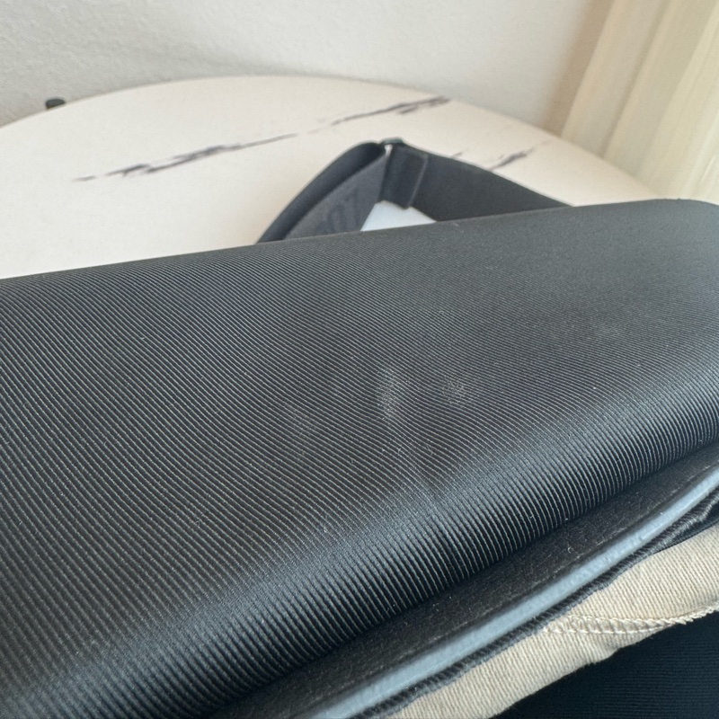 LV黑皮革黑織帶掀蓋斜背包-68