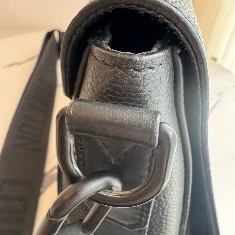 LV黑皮革黑織帶掀蓋斜背包-69