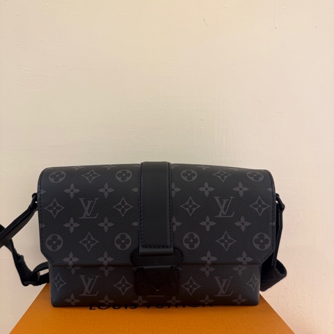 lv 黑花紋男生斜背包 很好看诶