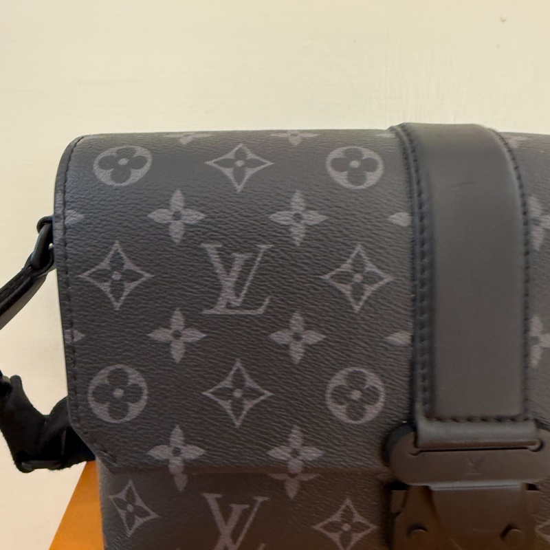 lv 黑花紋男生斜背包 很好看诶-1