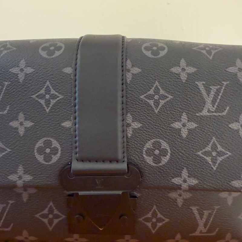 lv 黑花紋男生斜背包 很好看诶-2