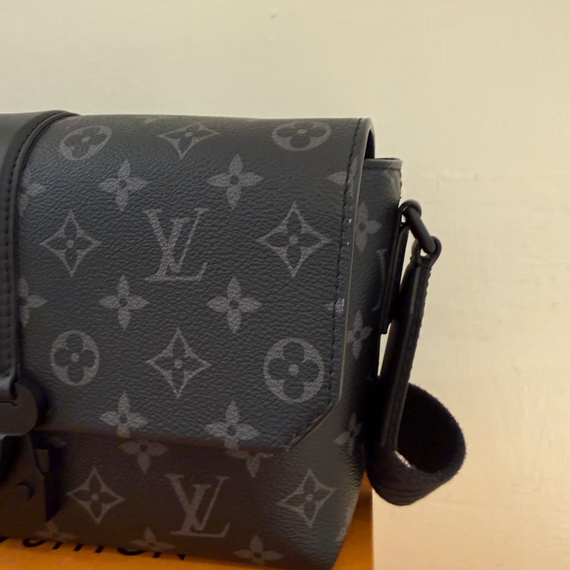 lv 黑花紋男生斜背包 很好看诶-3