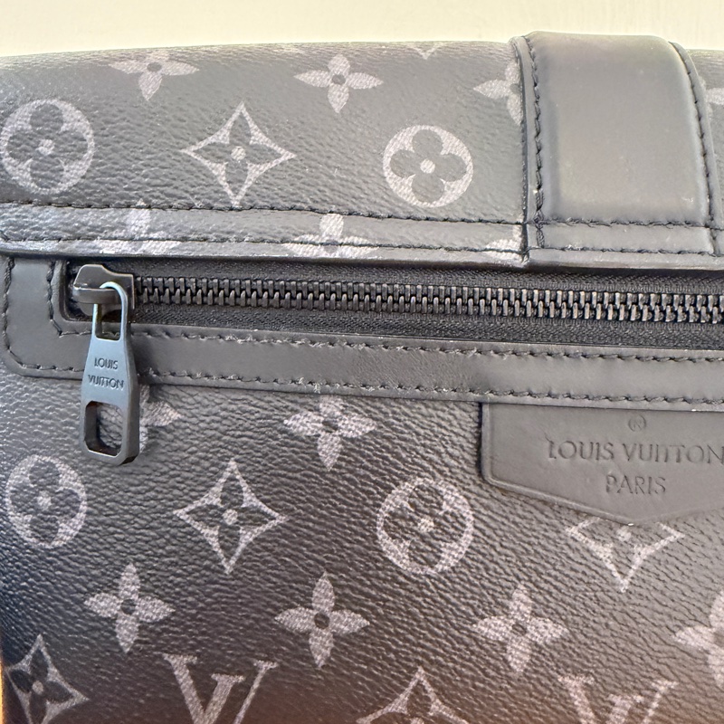 lv 黑花紋男生斜背包 很好看诶-7