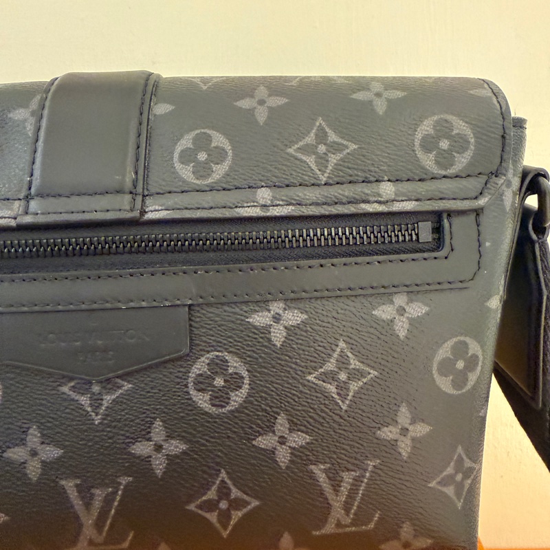 lv 黑花紋男生斜背包 很好看诶-8