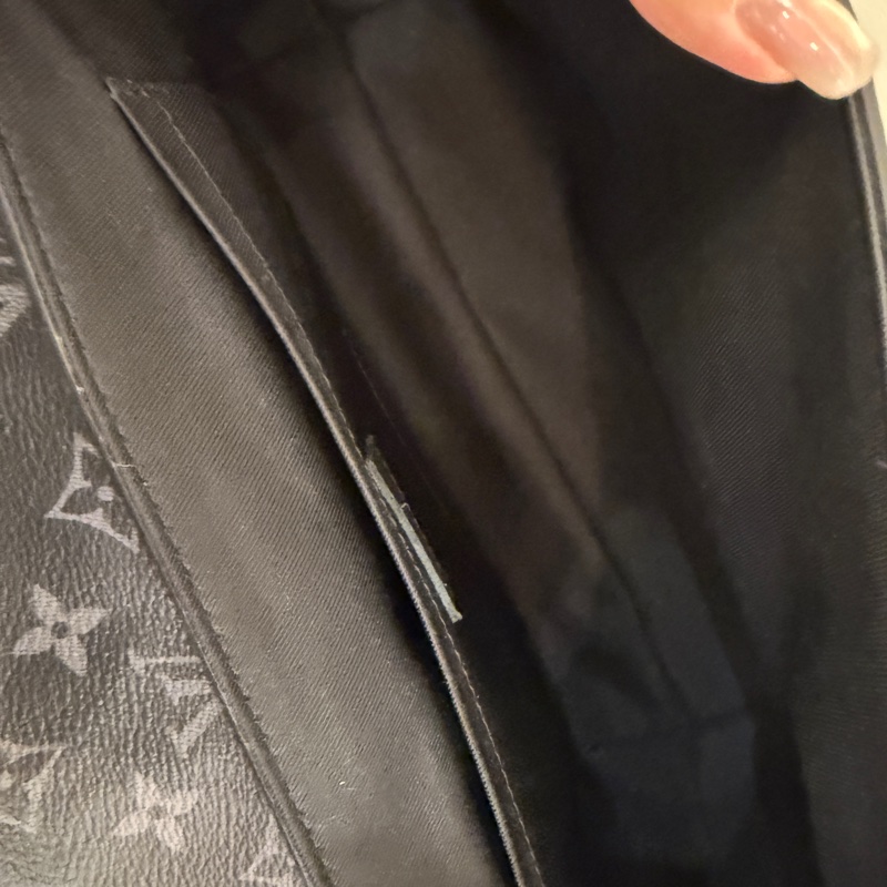 lv 黑花紋男生斜背包 很好看诶-11