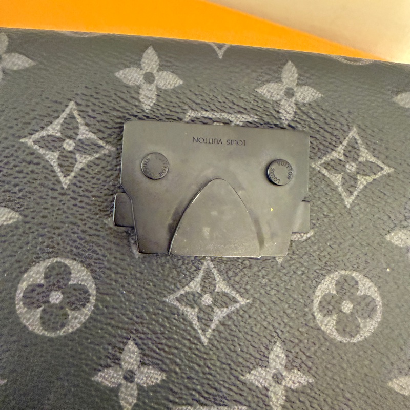 lv 黑花紋男生斜背包 很好看诶-12