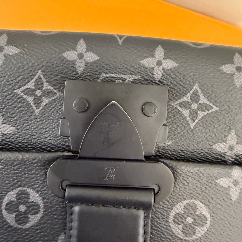 lv 黑花紋男生斜背包 很好看诶-13