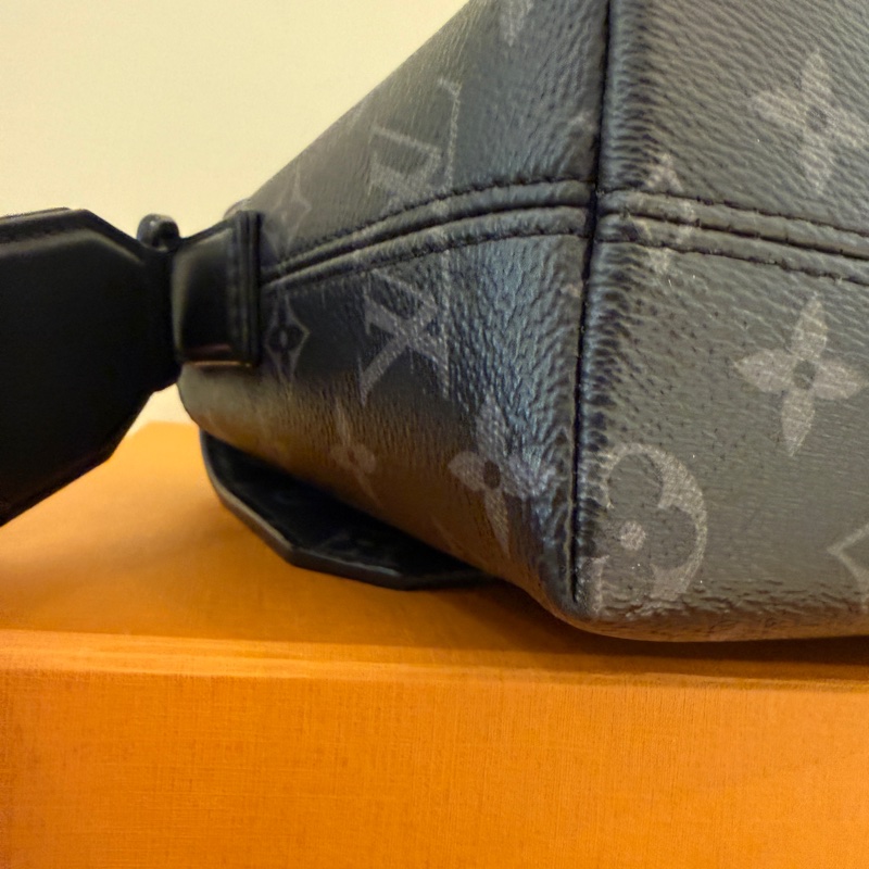 lv 黑花紋男生斜背包 很好看诶-15