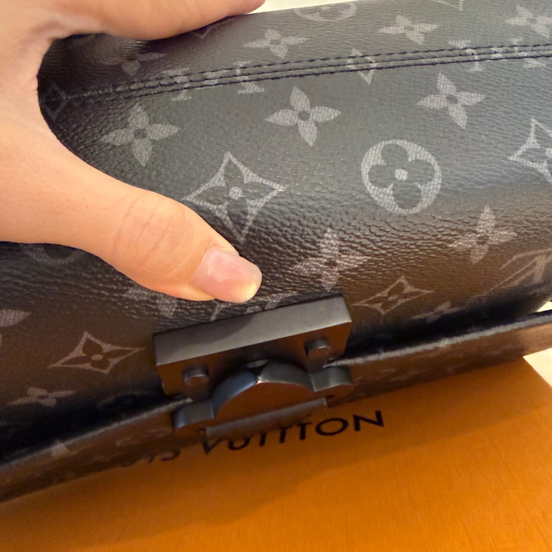 lv 黑花紋男生斜背包 很好看诶-16