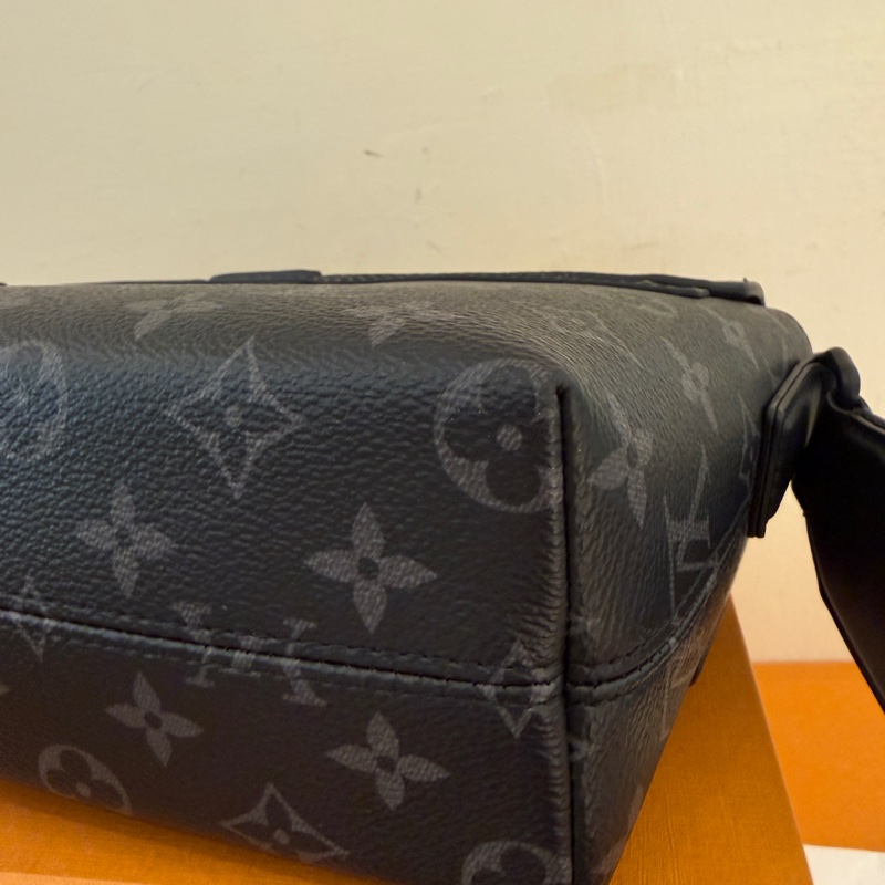 lv 黑花紋男生斜背包 很好看诶-17