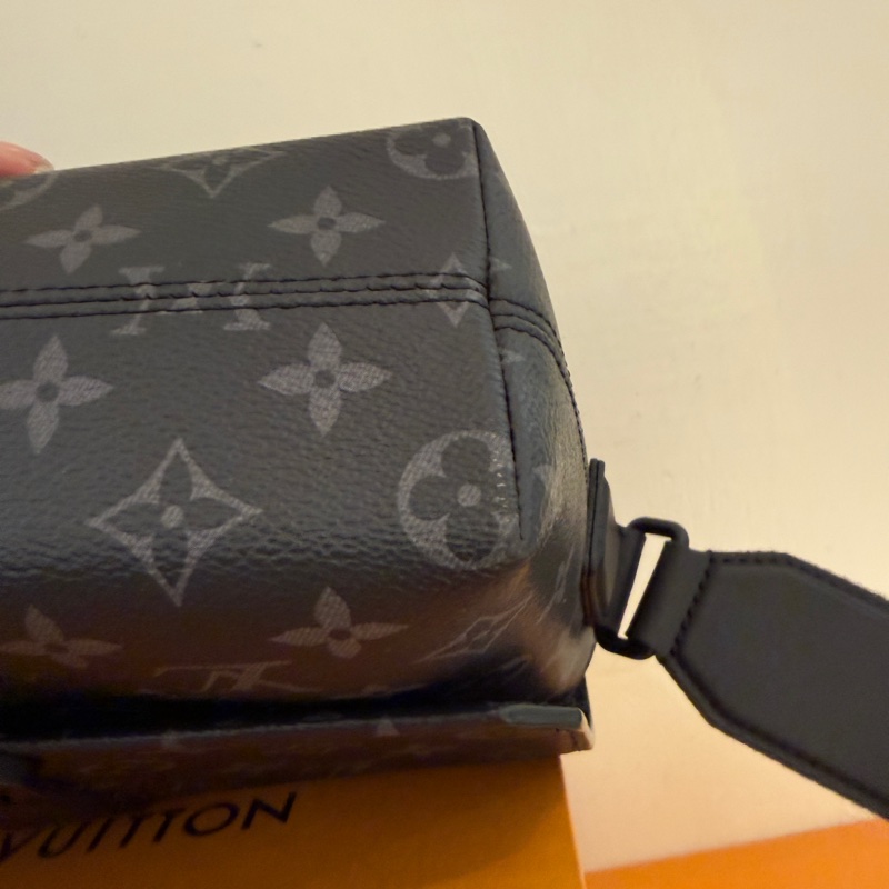 lv 黑花紋男生斜背包 很好看诶-18