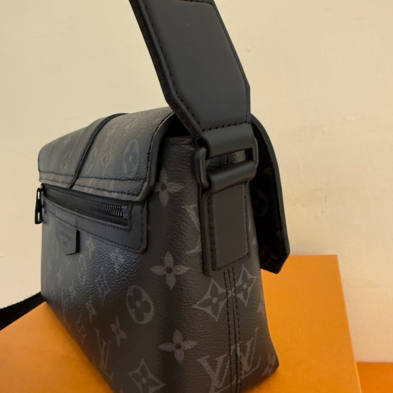 lv 黑花紋男生斜背包 很好看诶-20