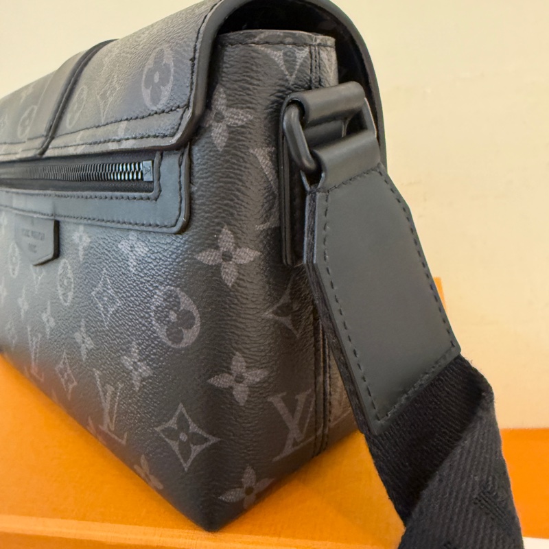 lv 黑花紋男生斜背包 很好看诶-21