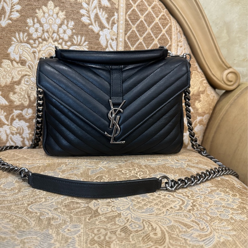 YSL 黑牛皮V型紋霧銀釦信封下蓋肩斜背學院包-0