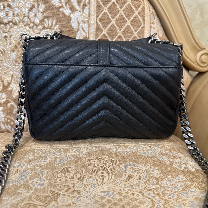 YSL 黑牛皮V型紋霧銀釦信封下蓋肩斜背學院包-1