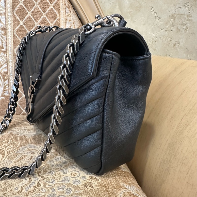 YSL 黑牛皮V型紋霧銀釦信封下蓋肩斜背學院包-3