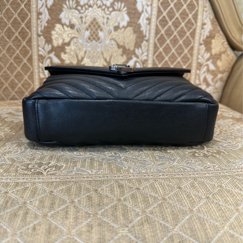 YSL 黑牛皮V型紋霧銀釦信封下蓋肩斜背學院包-4