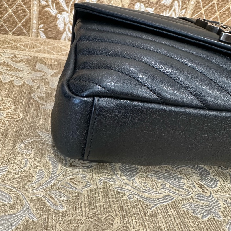 YSL 黑牛皮V型紋霧銀釦信封下蓋肩斜背學院包-5