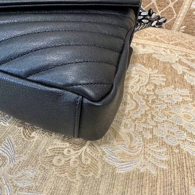 YSL 黑牛皮V型紋霧銀釦信封下蓋肩斜背學院包-6