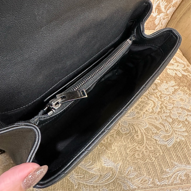 YSL 黑牛皮V型紋霧銀釦信封下蓋肩斜背學院包-7