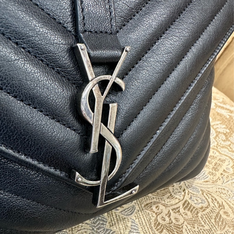 YSL 黑牛皮V型紋霧銀釦信封下蓋肩斜背學院包-8