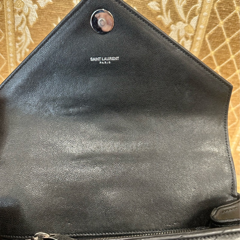 YSL 黑牛皮V型紋霧銀釦信封下蓋肩斜背學院包-9